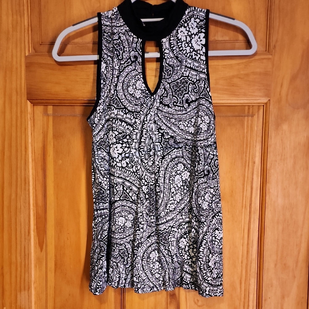 3/$20 Cable & Gauge Black and White Paisley Keyhole Blouse